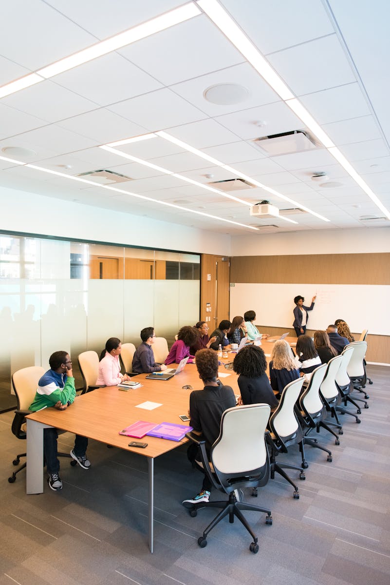 Une équipe de professionnels participe à une réunion de conseil collaborative avec une présentation en cours.