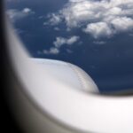Vue extérieure d'avion montrant ciel bleu et nuages blancs