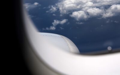 Vue extérieure d'avion montrant ciel bleu et nuages blancs