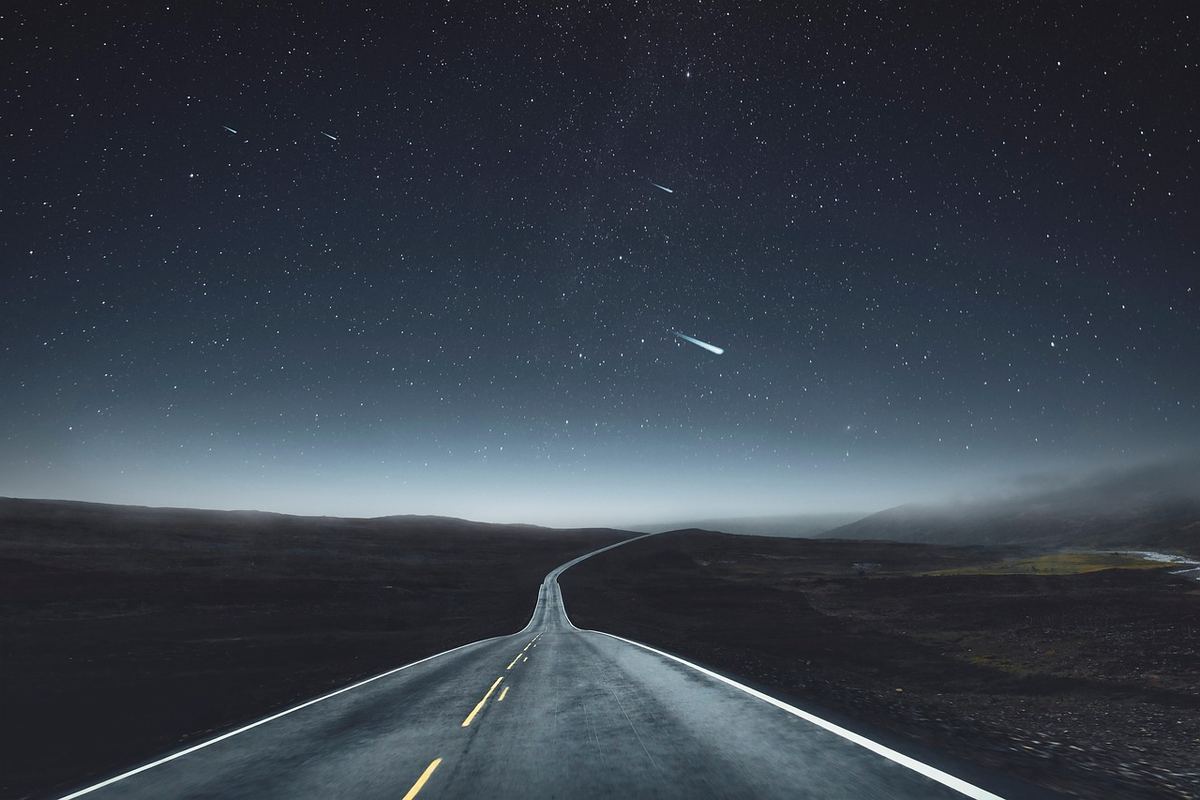 Autoroute de nuit éclairée par les phares des voitures Autoroute de nuit éclairée par les phares des voitures
