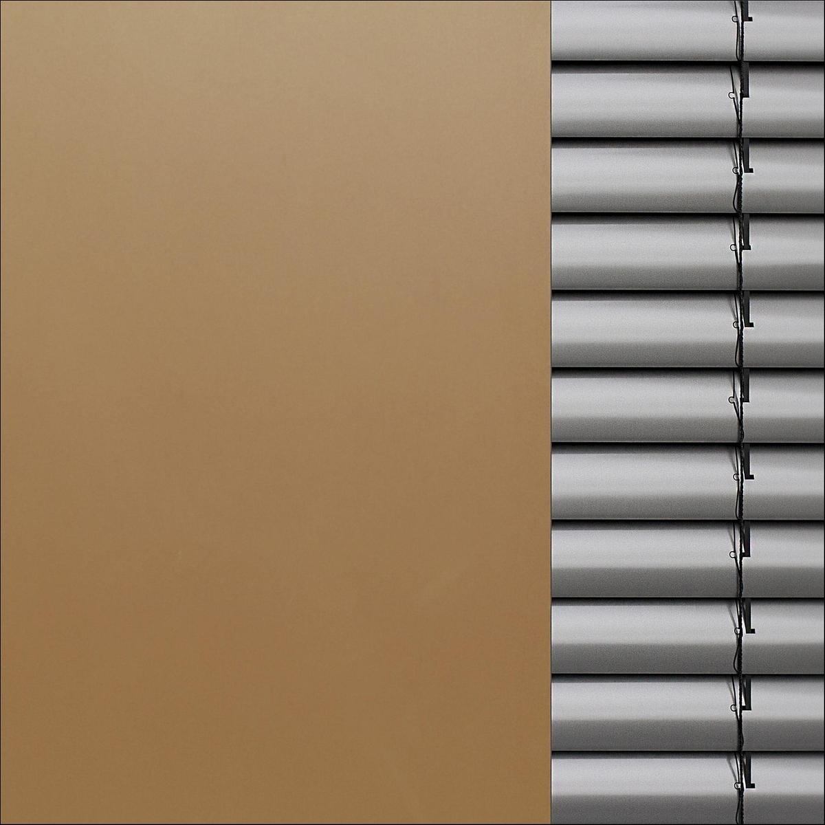 Fenêtre avec volets roulants en position ouverte, lumière naturelle, mur beige