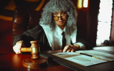 Juge en cour de justice, marteau à la main, documents sur le bureau