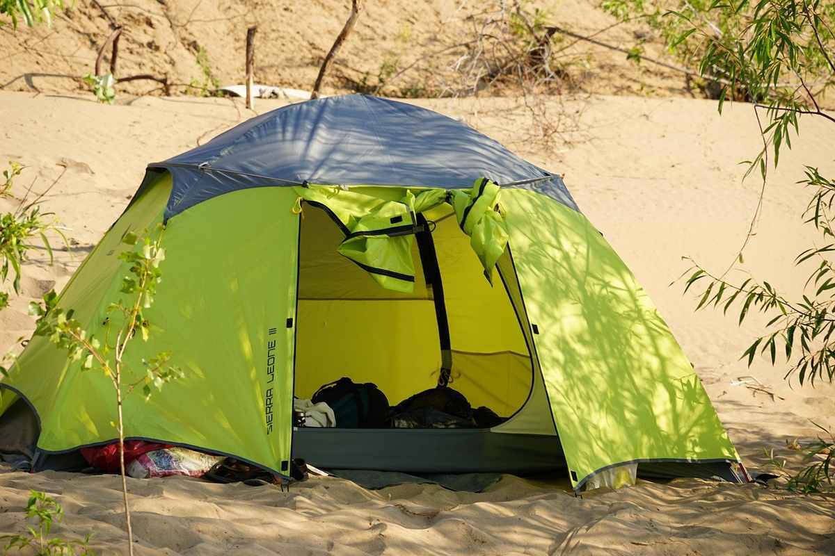 Laver et ranger sa tente après la plage : le guide anti-moisissures Laver et ranger sa tente après la plage : le guide anti-moisissures