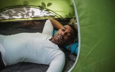 Homme repose dans une tente de camping avec moustache