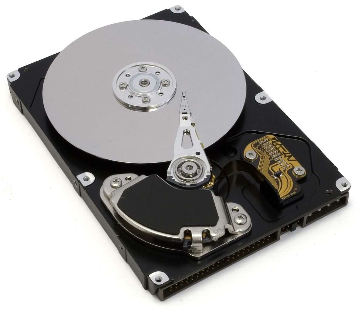 Disque dur informatique avec platine et bras de lecture, composants électroniques visibles